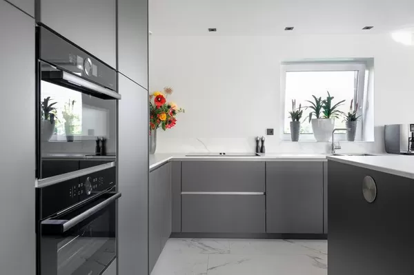 Complete keukenrenovatie in een stijlvol en modern jasje