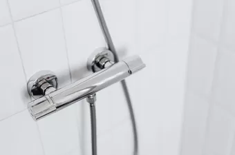 Douche met thermostaatkraan voor veiligheid en comfort