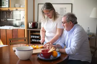 Woning aanpassen als je partner minder mobiel wordt: zo blijven jullie samen thuis wonen