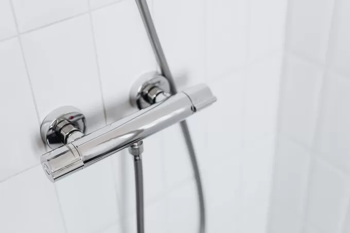 Douche met thermostaatkraan voor veiligheid en comfort