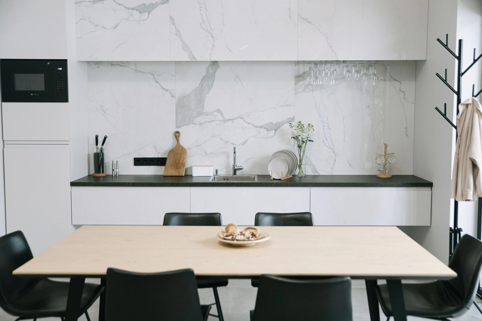 Japandi stijl: inspiratie voor een rustige keuken en badkamer